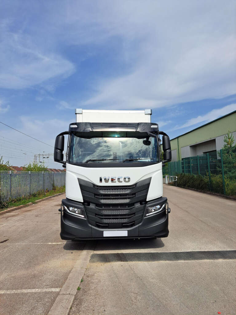 Iveco S-WAY 26T Curtainside
