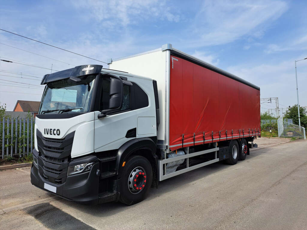 Iveco S-WAY 26T Curtainside