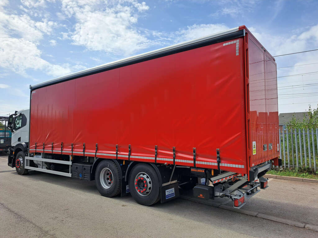 Iveco S-WAY 26T Curtainside