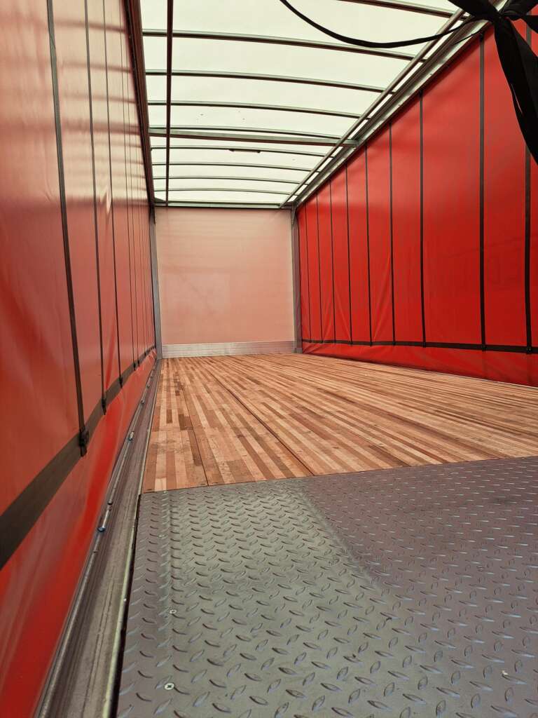 Iveco S-WAY 26T Curtainside