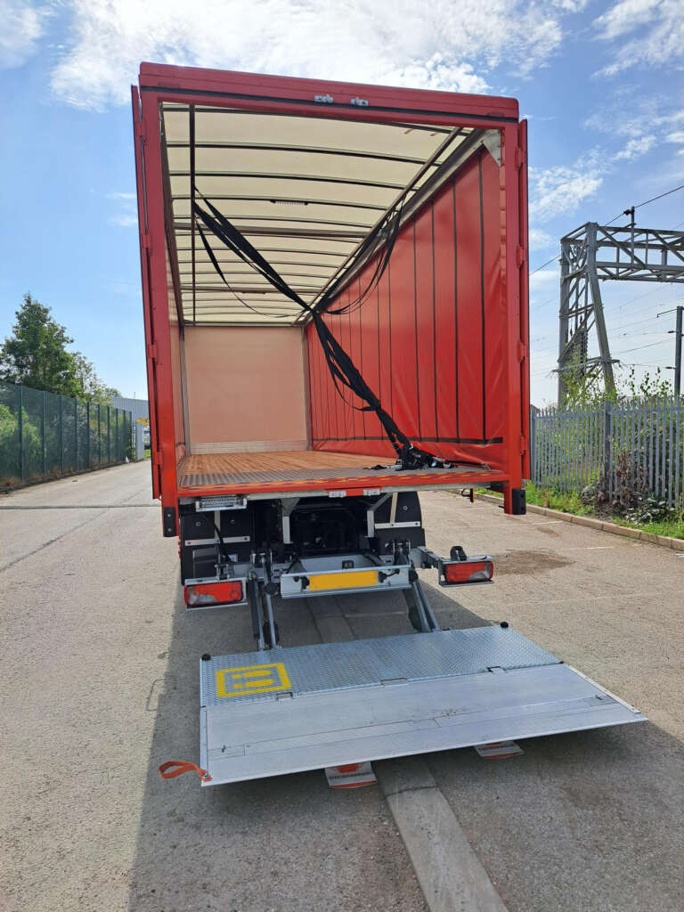 Iveco S-WAY 26T Curtainside