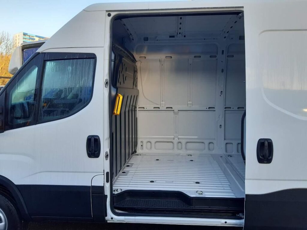 Iveco Daily 3.0D HPI 18V Business 50C 3520 Panel Van 5dr Diesel HiMatic MWB Euro 6 (DRW) (180 ps)