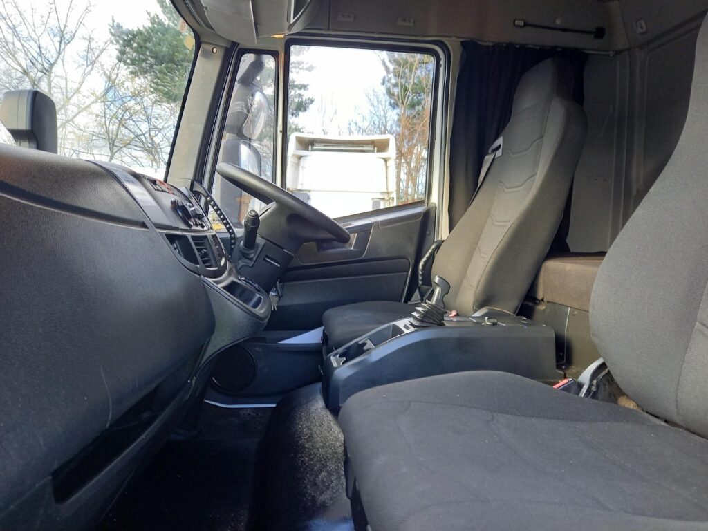 Iveco Eurocargo 180E 250 18T 250HP 26ft Box & Taillift