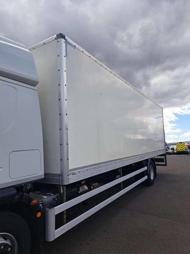 Iveco Eurocargo 180E 250 18T 250HP 28ft Box & Taillift