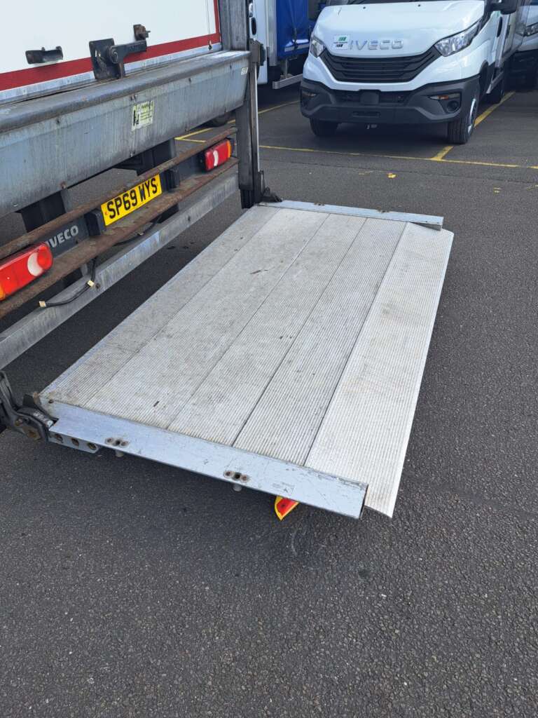 Iveco Eurocargo 180E 250 18T 250HP 28ft Box & Taillift
