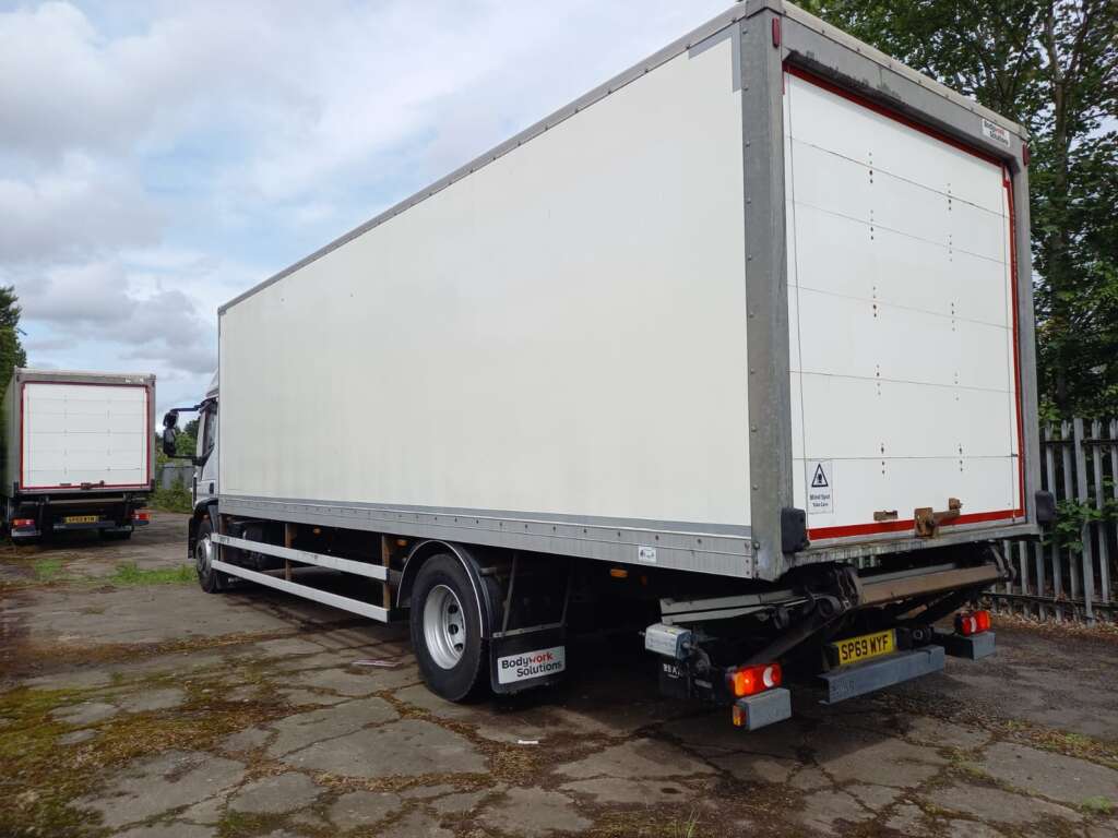 Iveco Eurocargo 180E 250 18T 250HP 28ft Box & Taillift