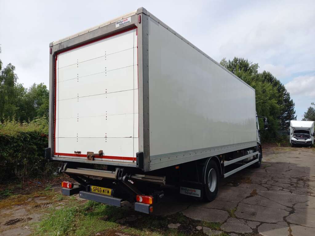 Iveco Eurocargo 180E 250 18T 250HP 28ft Box & Taillift