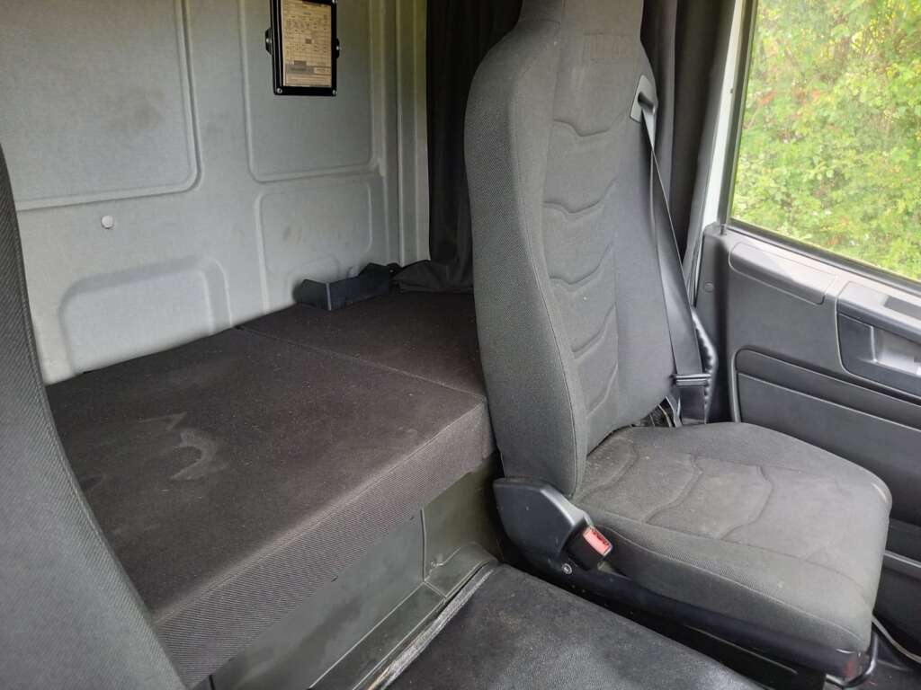 Iveco Eurocargo 180E 250 18T 250HP 28ft Box & Taillift
