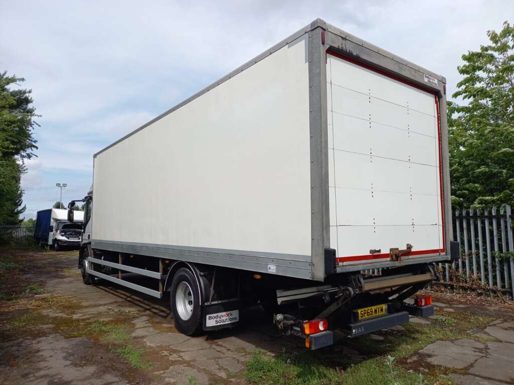 Iveco Eurocargo 180E 250 18T 250HP 28ft Box & Taillift