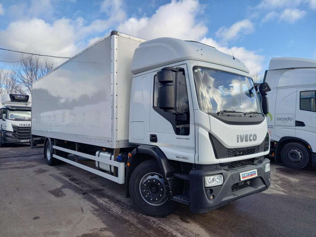 180E 250 18T 250HP 28ft Box & Taillift