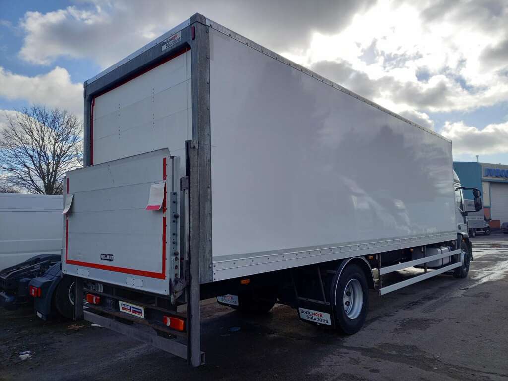 180E 250 18T 250HP 28ft Box & Taillift