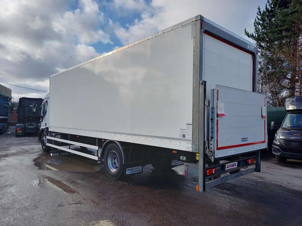180E 250 18T 250HP 28ft Box & Taillift