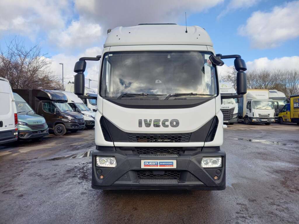 180E 250 18T 250HP 28ft Box & Taillift