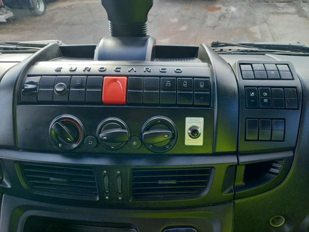 180E 250 18T 250HP 28ft Box & Taillift