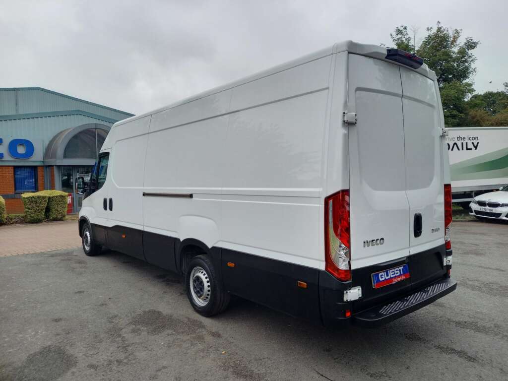 IVECO DAILY 35S14 140HP 4100WB BUSINESS PANEL VAN