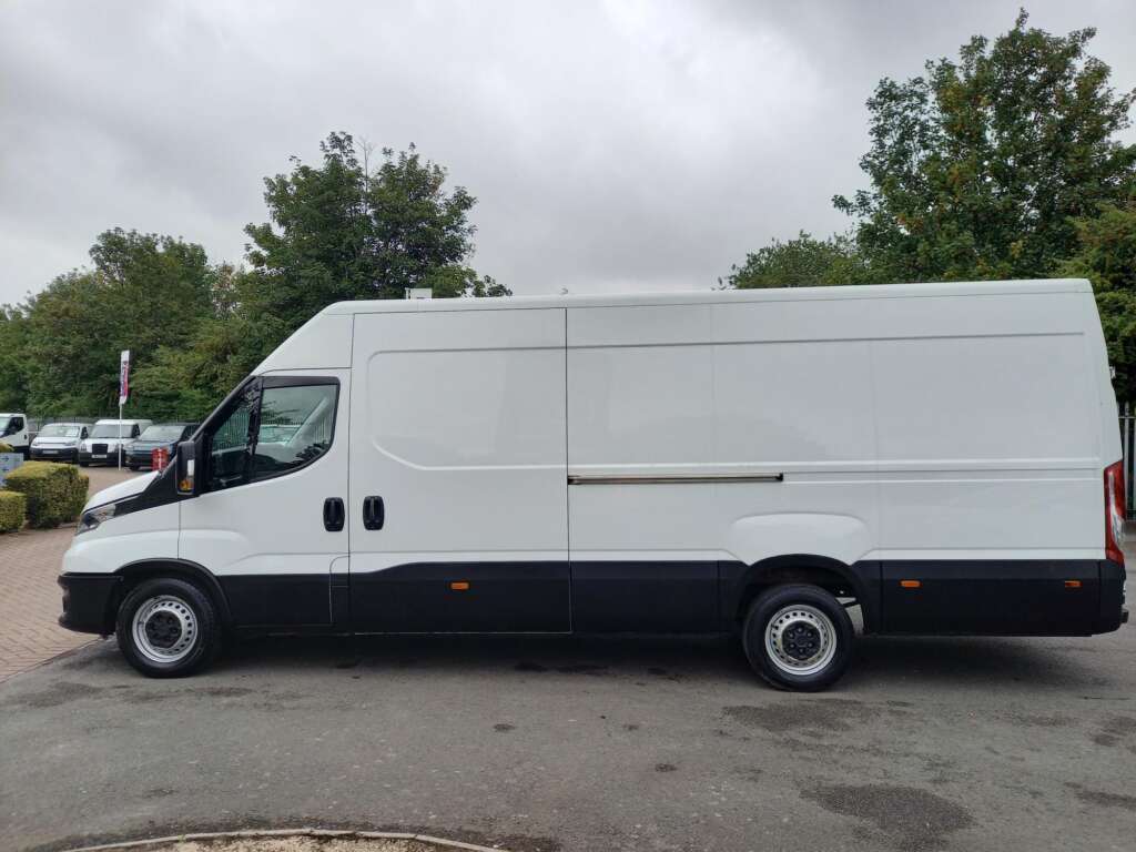 IVECO DAILY 35S14 140HP 4100WB BUSINESS PANEL VAN