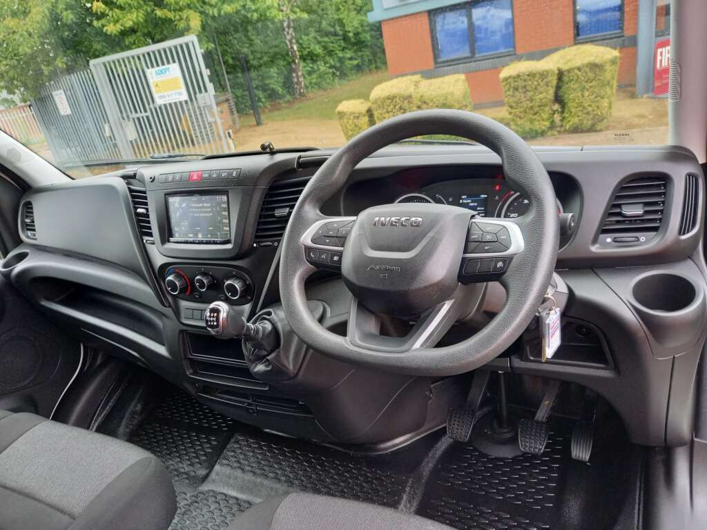 IVECO DAILY 35S14 140HP 4100WB BUSINESS PANEL VAN