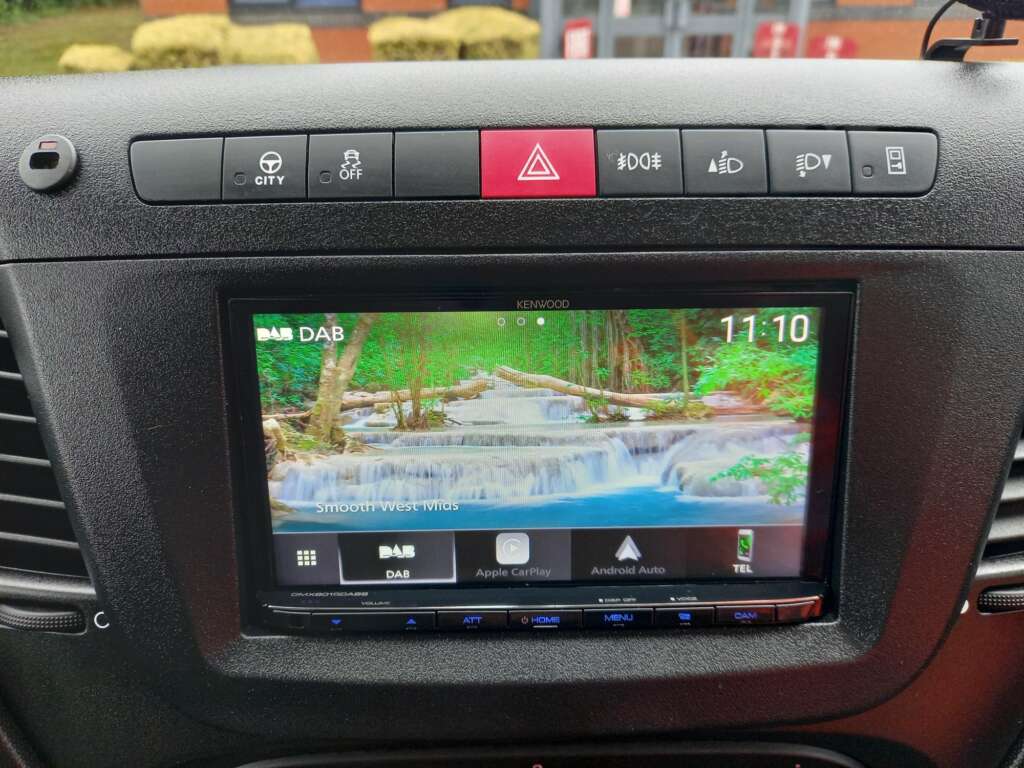 IVECO DAILY 35S14 140HP 4100WB BUSINESS PANEL VAN
