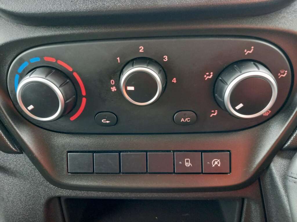 IVECO DAILY 35S14 140HP 4100WB BUSINESS PANEL VAN