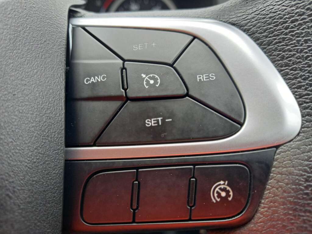 IVECO DAILY 35S14 140HP 4100WB BUSINESS PANEL VAN