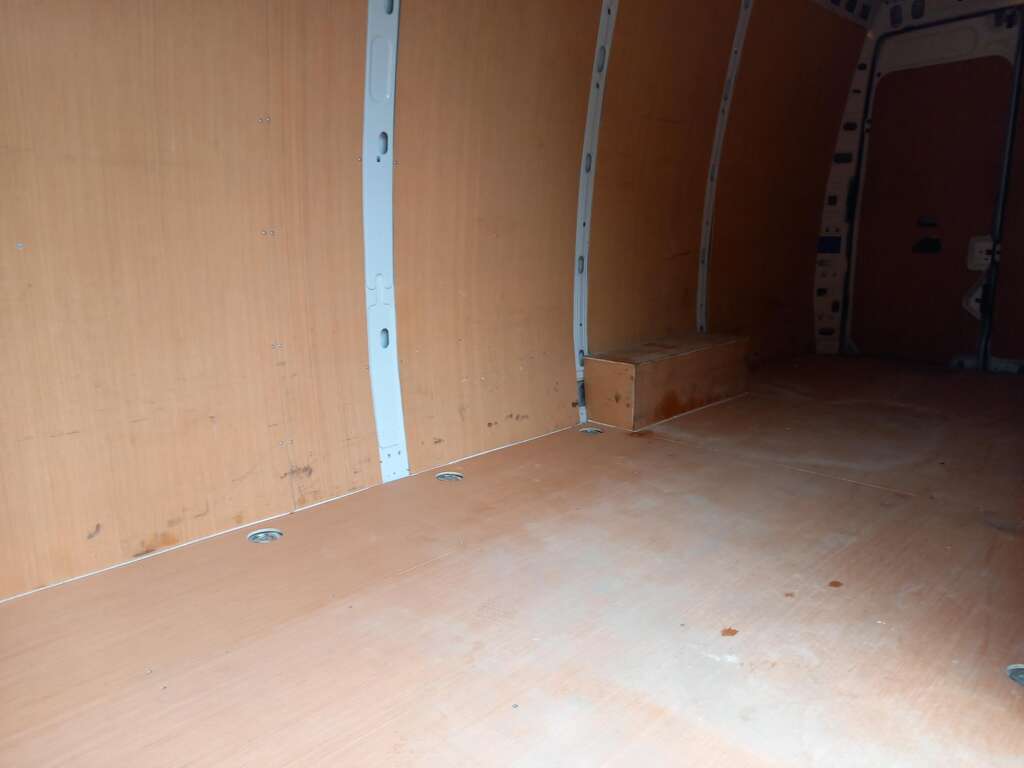 IVECO DAILY 35S14 140HP 4100WB BUSINESS PANEL VAN