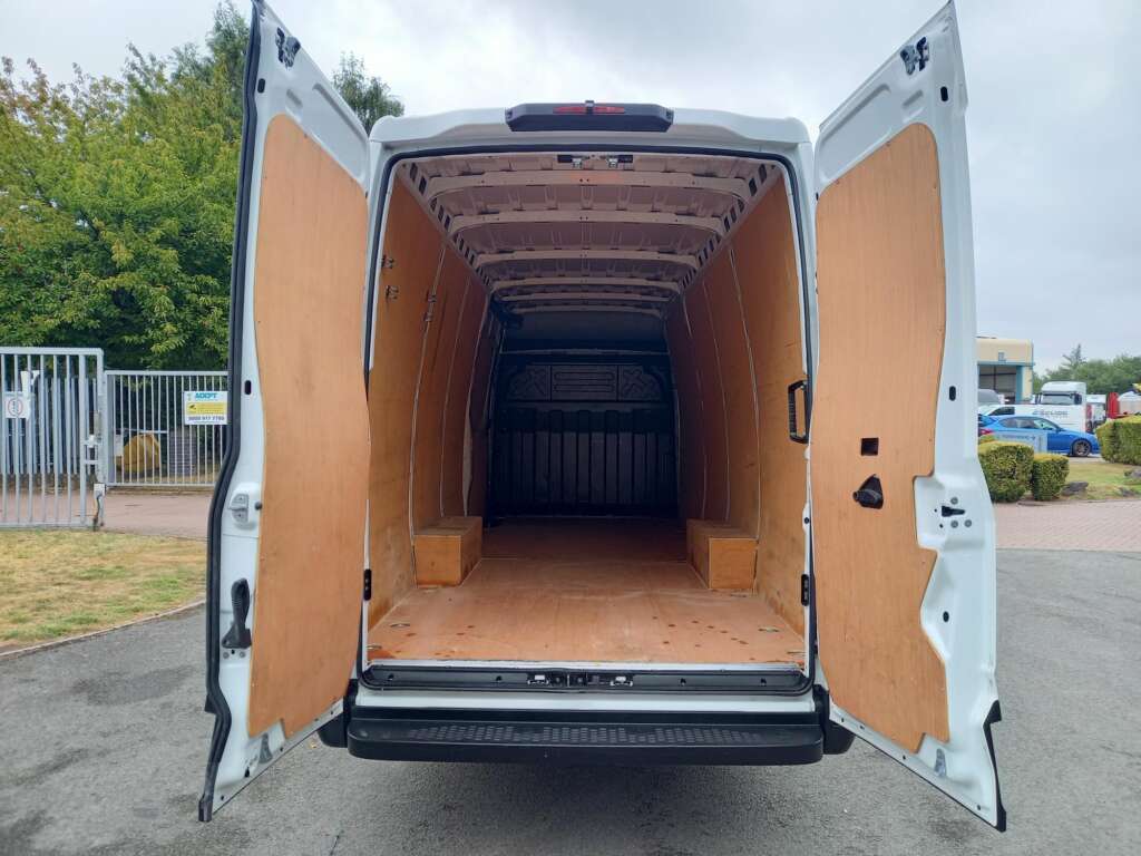 IVECO DAILY 35S14 140HP 4100WB BUSINESS PANEL VAN