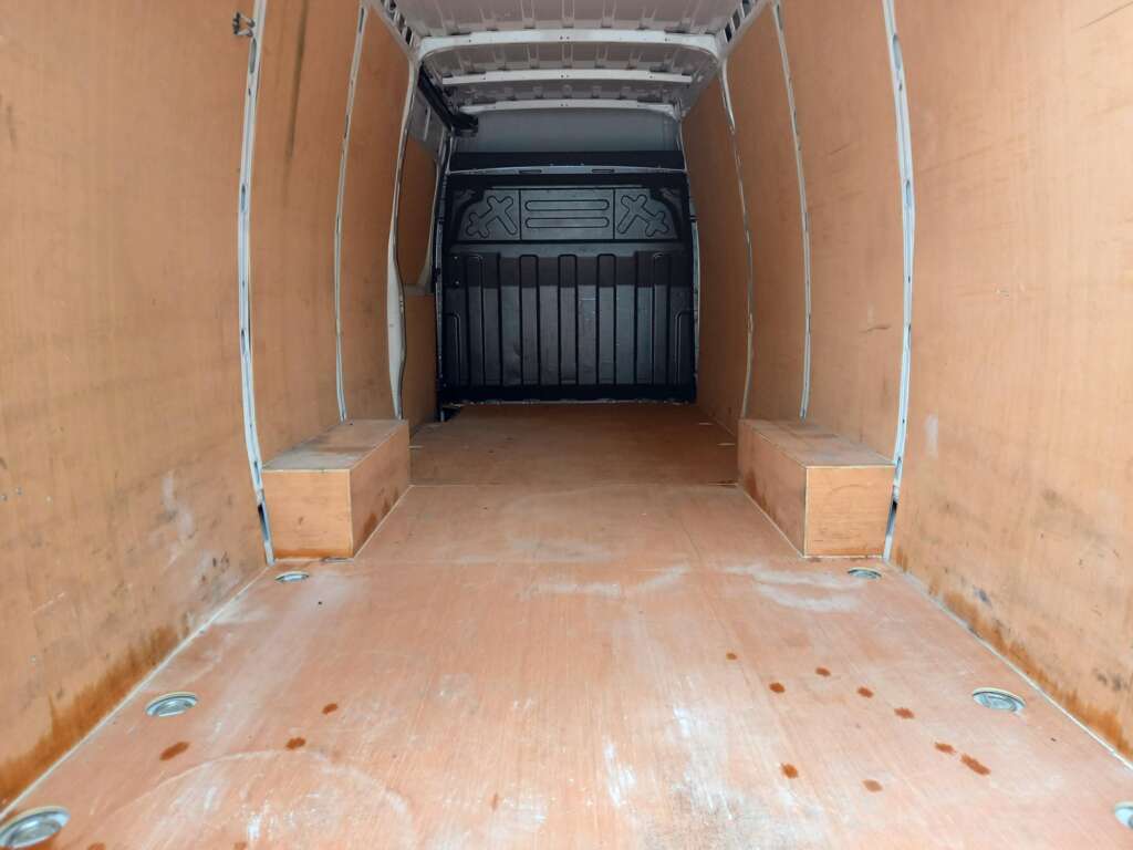 IVECO DAILY 35S14 140HP 4100WB BUSINESS PANEL VAN