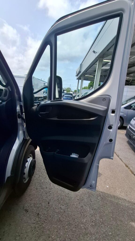 Iveco Daily 72C18H Curtain-Sider & Tail-Lift