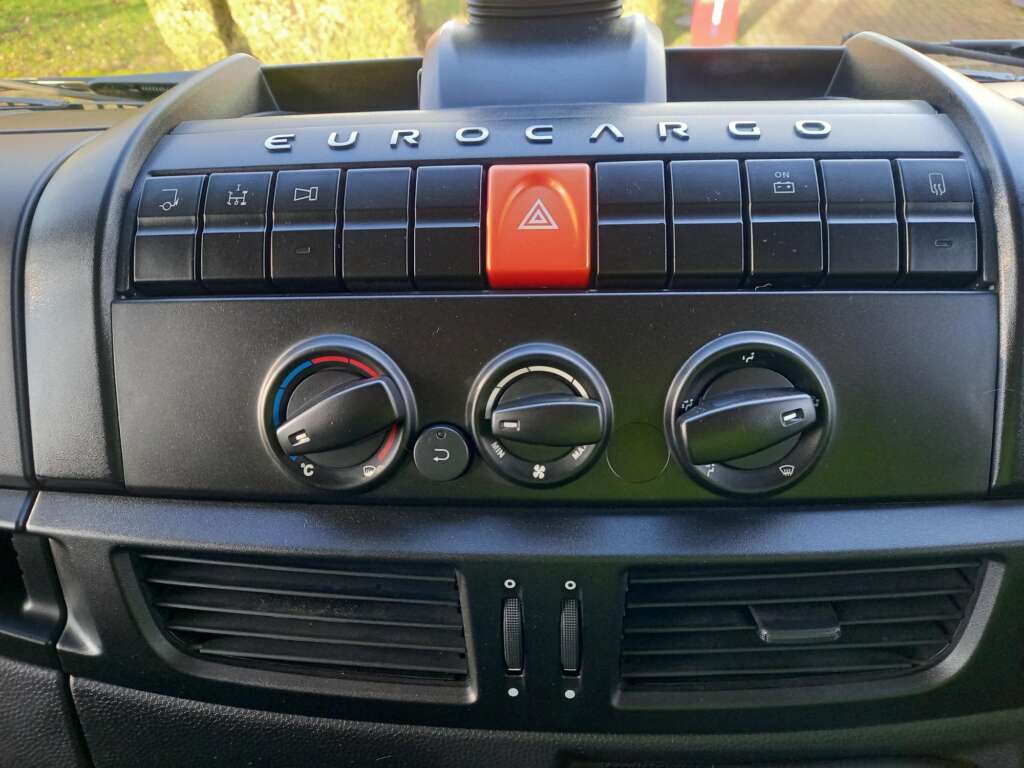 IVECO EUROCARGO ML18E25 250HP 26FT CURTAINSIDE