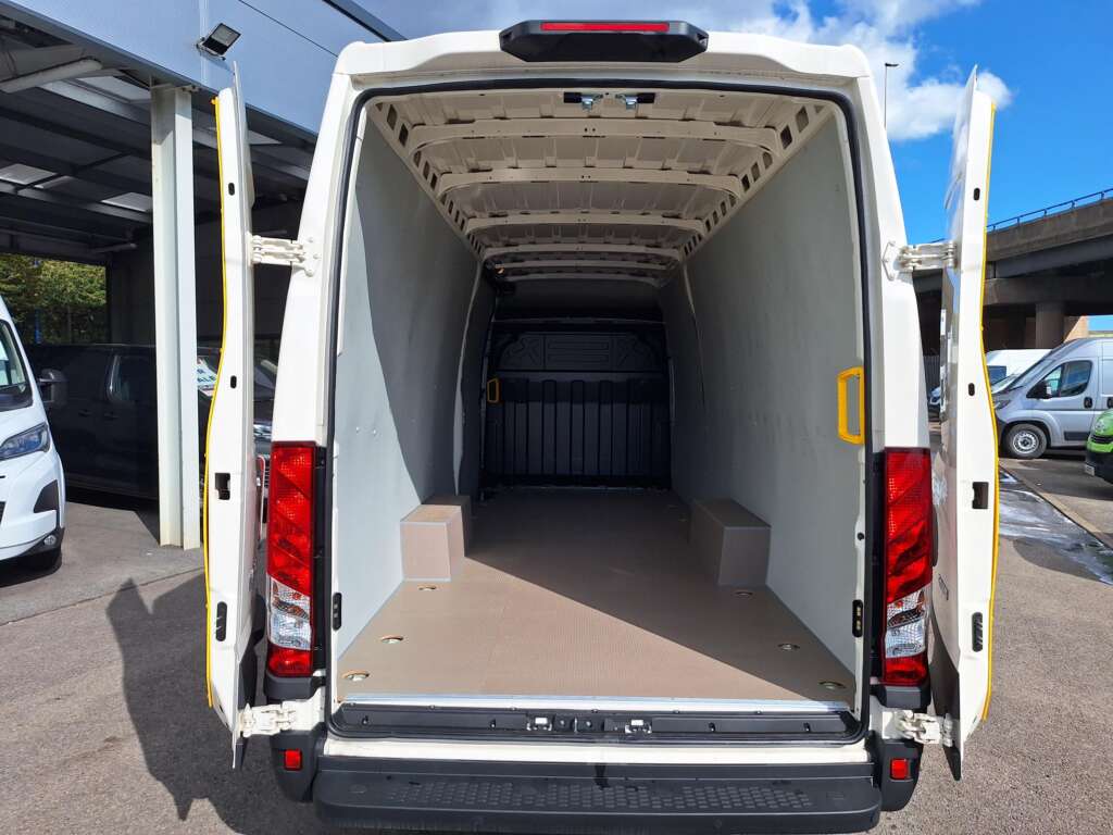 Iveco Daily MY22 35S14V 10cum Van