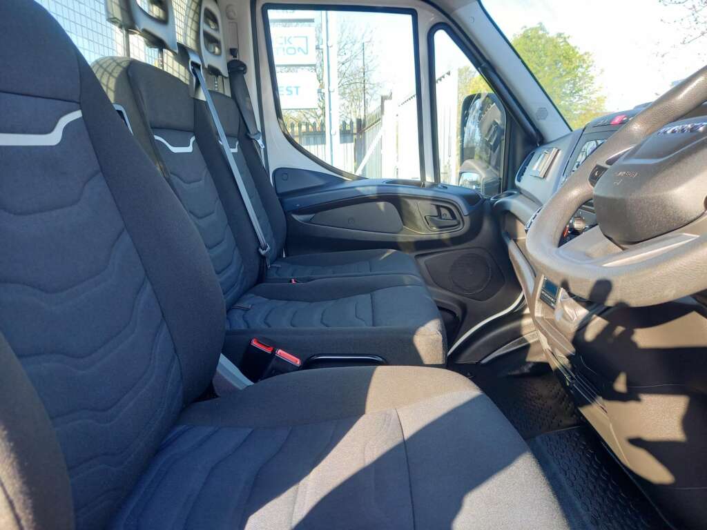 IVECO DAILY 70C18 180HP 6.1 MTR DROPSIDE