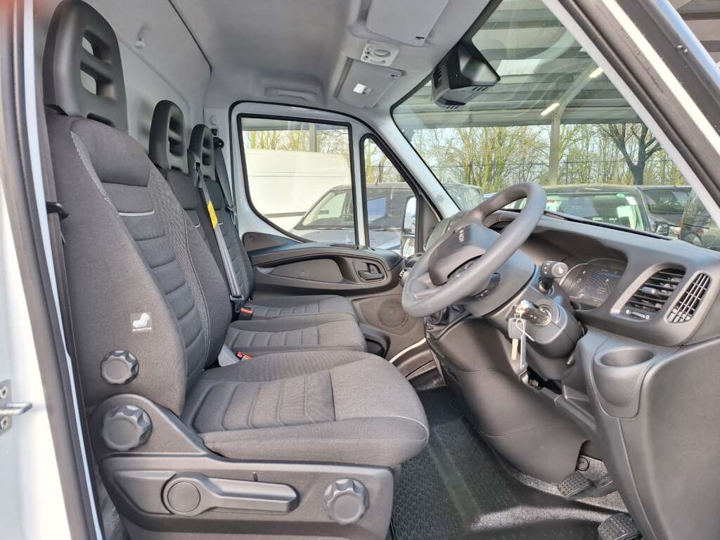 Iveco Daily 2.3D HPI 14V 35C 4100 LWB Euro 6 (s/s) 2dr (DRW)