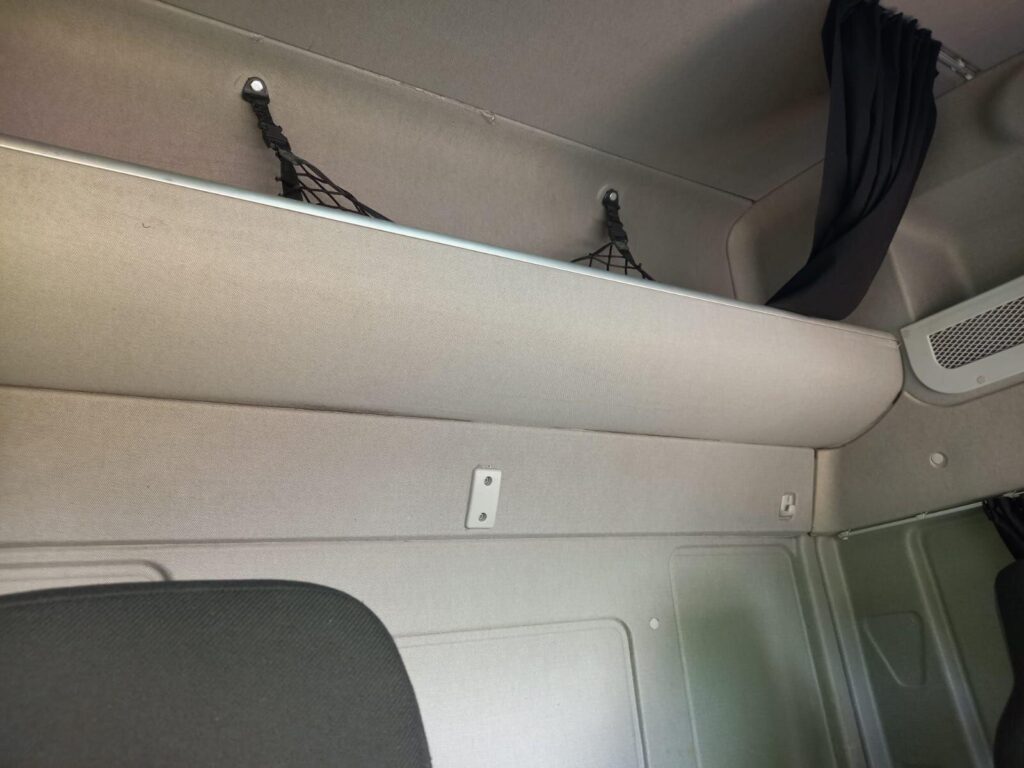 Iveco Eurocargo EUROCARGO ML18E25 250HP 28FT BOX & TAILLIFT