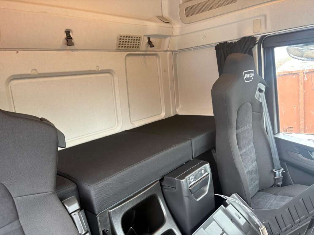 IVECO S-Way 26T 420HP Rigid 28ft Curtainside