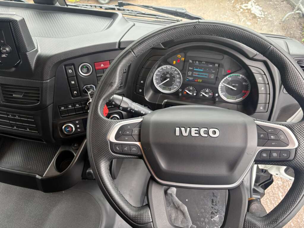 IVECO S-Way 26T 420HP Rigid 28ft Curtainside