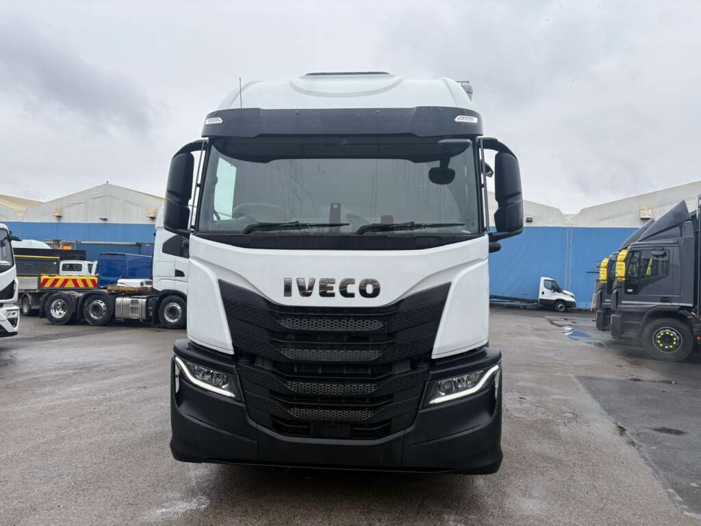 IVECO S-Way 26T 420HP Rigid 28ft Curtainside