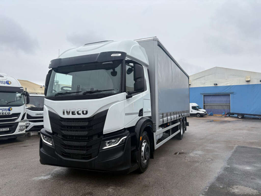 IVECO S-Way 26T 420HP Rigid 28ft Curtainside