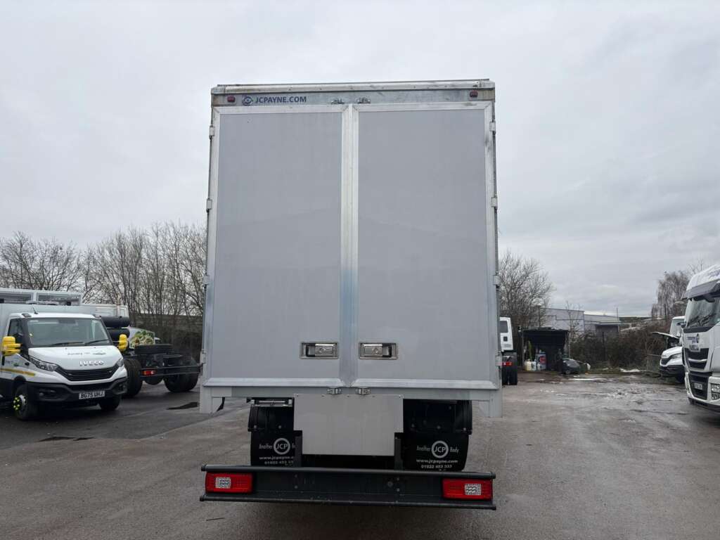 IVECO S-Way 26T 420HP Rigid 28ft Curtainside