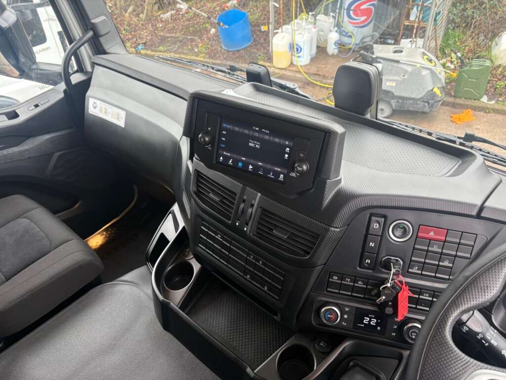 IVECO S-Way 26T 420HP Rigid 28ft Curtainside