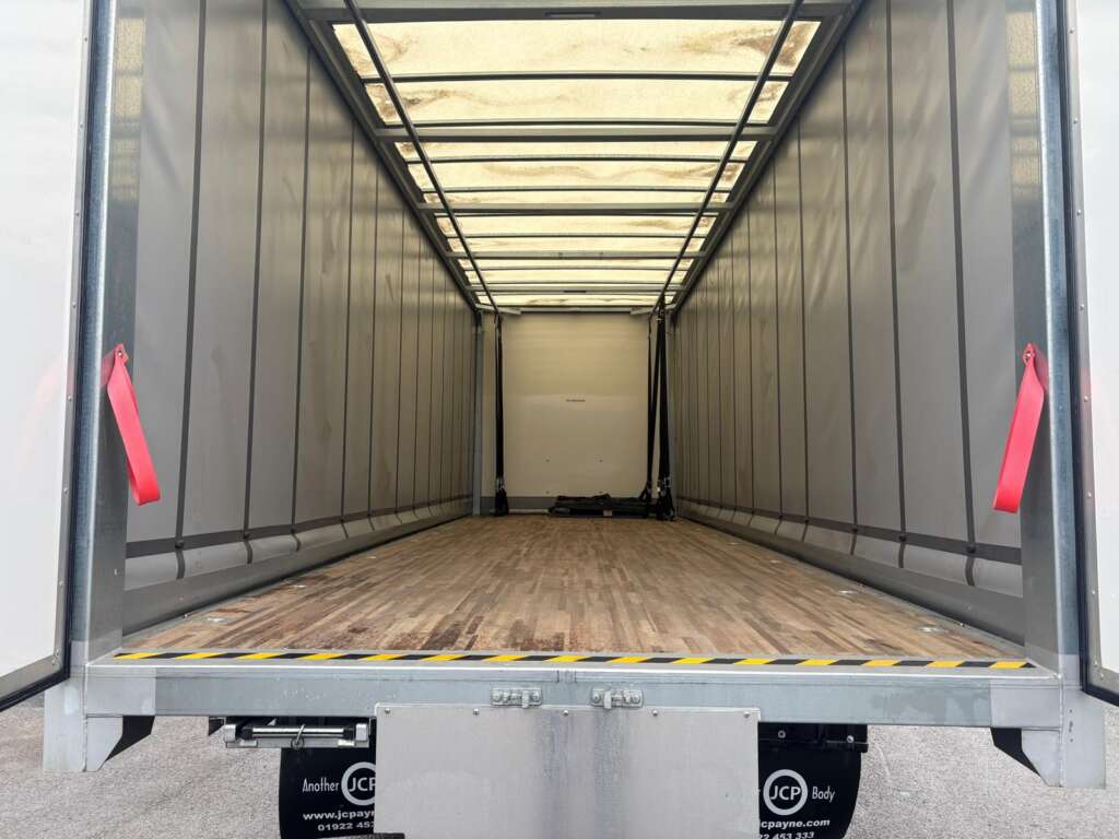 IVECO S-Way 26T 420HP Rigid 28ft Curtainside