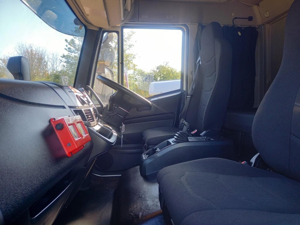 Iveco Eurocargo ML18E25 250HP 28ft Curtainside & Taillift