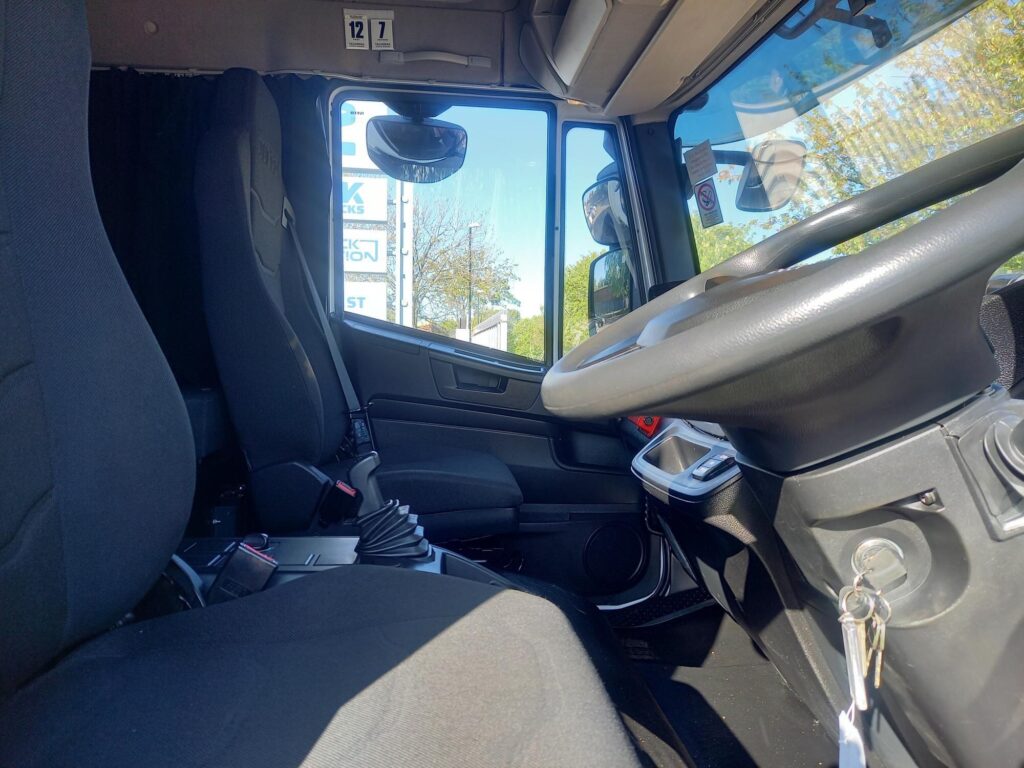 Iveco Eurocargo ML18E25 250HP 28ft Curtainside & Taillift