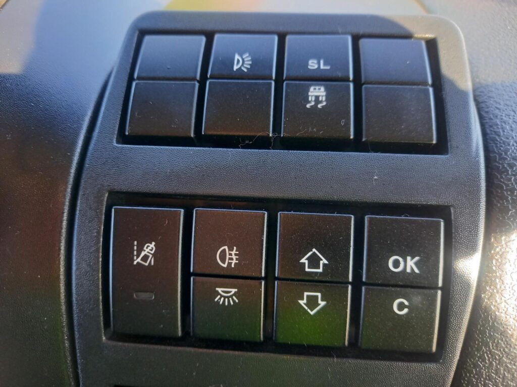 Iveco Eurocargo ML18E25 250HP 28ft Curtainside & Taillift