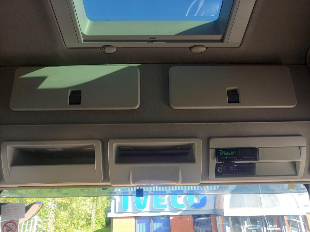 Iveco Eurocargo ML18E25 250HP 28ft Curtainside & Taillift