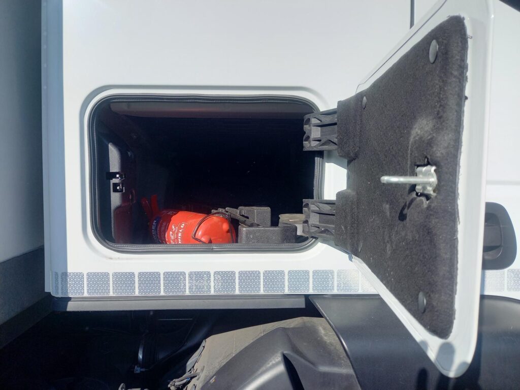 Iveco Eurocargo ML18E25 250HP 28ft Curtainside & Taillift