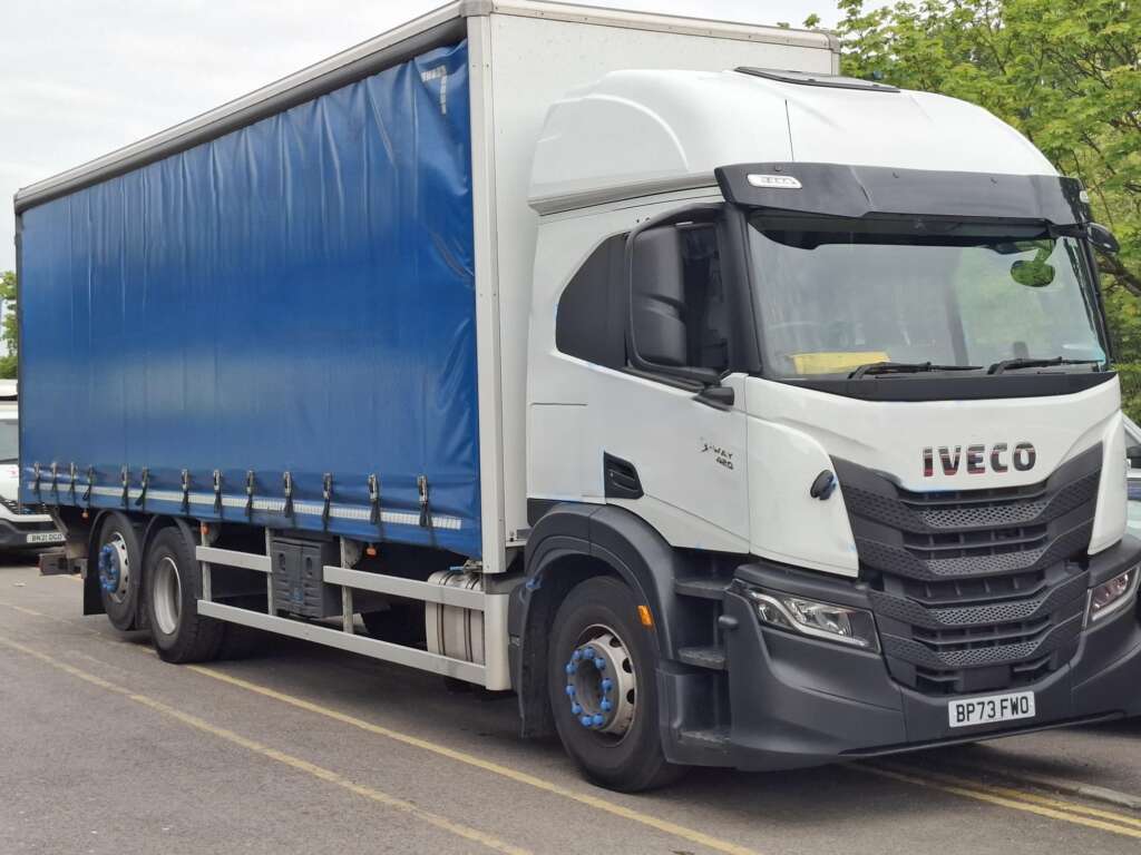 IVECO S-WAY AT260S4Y/PS 420HP CURTAINSIDE & TAILLIFT
