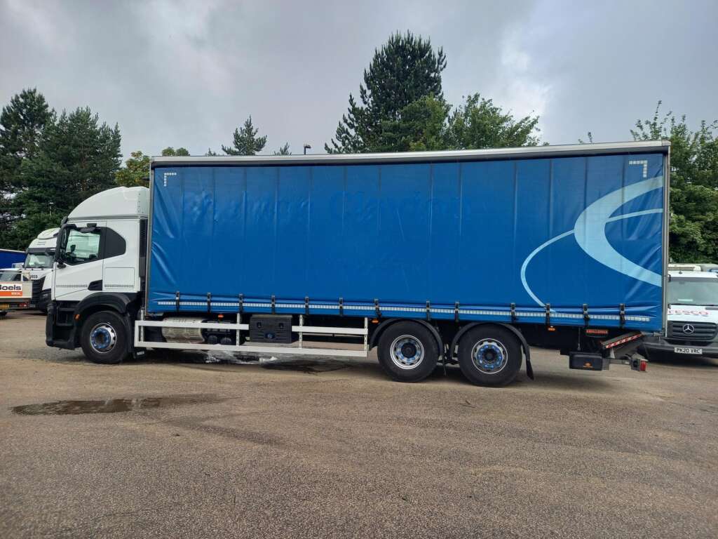 Iveco S-WAY AT260S42Y/P 420HP Curtainside & Taillift