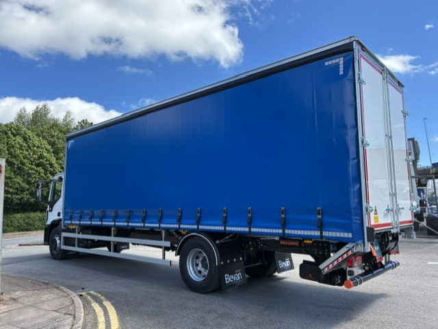 Iveco Eurocargo 180E25S 18t 30′ Curtainside with 1.5t Tuckaway Tail Lift