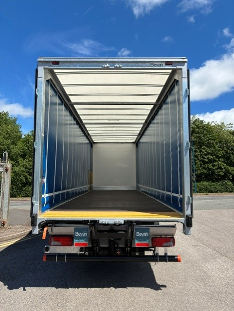 Iveco Eurocargo 180E25S 18t 30′ Curtainside with 1.5t Tuckaway Tail Lift