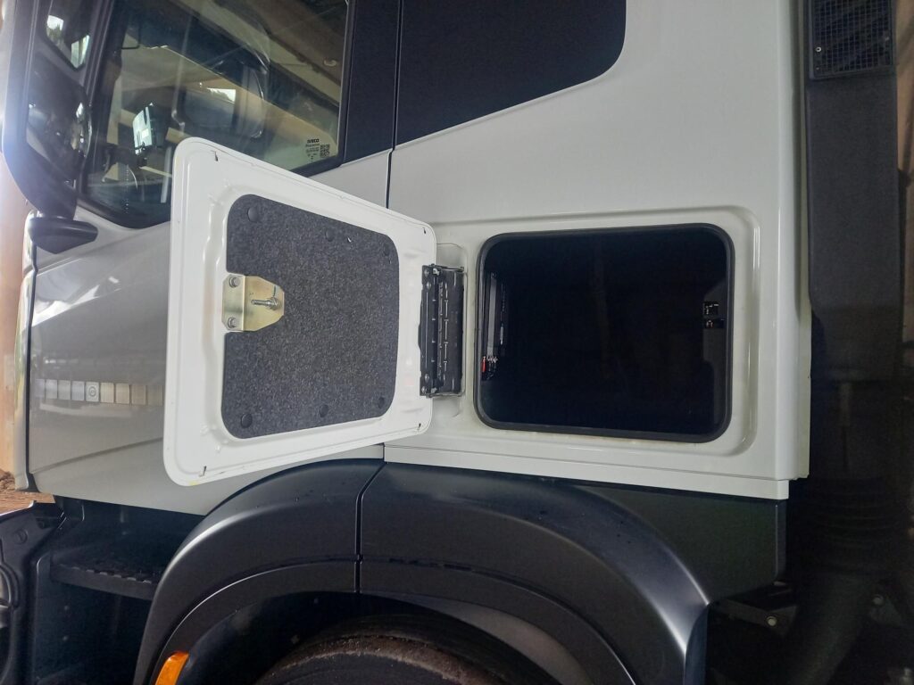 Iveco S-WAY AT260S42Y/P 420HP Curtainside & Taillift